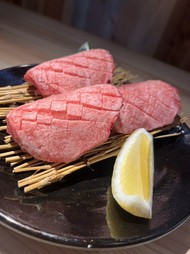 やわらかさと旨みが格別！『厚切り上塩タン』