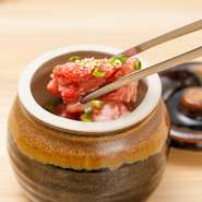 牛一頭につき、極わずかな量しか取ることができない希少部位・中落ちカルビをオリジナルたれで壺漬けに。甘みを含んだやわらかな肉は、噛むたびに上質な旨みがジュワッ！ジューシーさが魅力の人気メニューです。