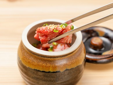 希少部位を使った人気メニュー『壺漬けカルビ』