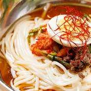 自家製スープを使った『冷麺』は、コク深く、スッキリとした味わいが魅力。麺は茹でた後にしっかりと氷水でしめてあるから、歯ごたえとコシが違います。トッピングに添えた自家製肉味噌が濃厚なアクセントに。
