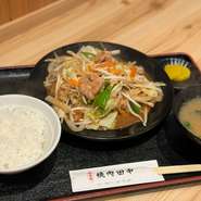 上質な脂の国産牛ホルモンに、
料理長特製の飲み干したくなるたっぷりの味噌だれ
ごはんがススム！ガテン系定食。
年齢問わずファンが多い人気メニューです♪
