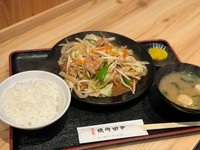 上質な脂の国産牛ホルモンに、
料理長特製の飲み干したくなるたっぷりの味噌だれ
ごはんがススム！ガテン系定食。
年齢問わずファンが多い人気メニューです♪
