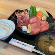 焼肉定食の中でもダントツ人気『田中屋定食』
カルビ、ハラミ、タン、焼き野菜と王道揃いの大人気定食。
迷ったらチョイスして間違いなし！