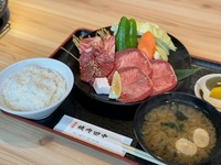 焼肉定食の中でもダントツ人気『田中屋定食』
カルビ、ハラミ、タン、焼き野菜と王道揃いの大人気定食。
迷ったらチョイスして間違いなし！