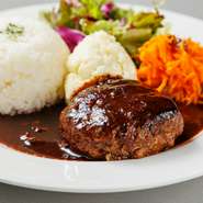 料理もスイーツも全てお店で仕込んでいます。コーヒーは大阪府の【HAKUBI　COFFEE】が焙煎した豆を使ったり、高品質な機材をそろえて料理などに使う水の質を高めたりと食材の全てにこだわっているのがポイントです。