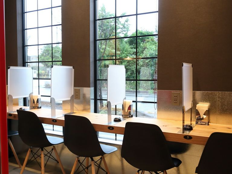 店内にはフリーWi-Fi、各席には自由に使える電源タップを設置