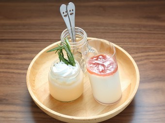 人気の高いオリジナルスイーツ『なめらかNo.4プリン』※右側は『パンナコッタ』