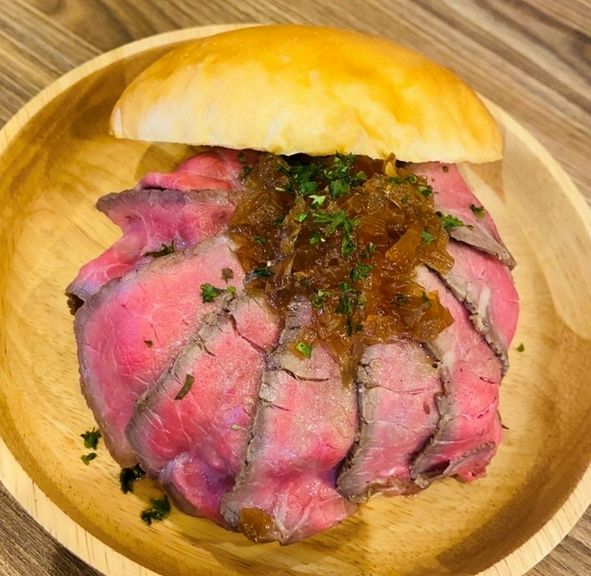 思わずかぶりつきたくなる!この肉肉しさを楽しみたい『ローストビーフバーガー』