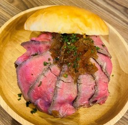 思わずかぶりつきたくなる！この肉肉しさを楽しみたい『ローストビーフバーガー』