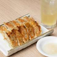 爽やかな香りでさっぱりといただける『しそ餃子（にんにく無し）』
シソが具材にふんだんに練り込まれており、爽やかに香る和風の餃子です。具材にニンニクが含まれないため臭いが気になる方にオススメの一品です。