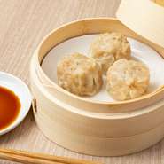 幸せが止まらなくなる味わい。ジューシーな『大粒焼売　3個』
一口食べると肉汁があふれるジューシーさが魅力。一つ一つが大粒なため食べ応えも抜群です。総菜にもつまみにもぴったりです。
