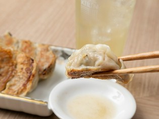 厳選した国産豚で一口食べるとじゅわっと肉汁あふれる仕上がりに