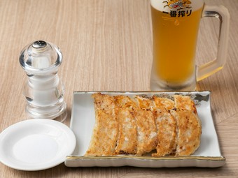 技術を極めに極めた料理長が作る、塩でいただく旨みたっぷり餃子
