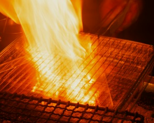 名物料理【2】炎のカゴ焼き