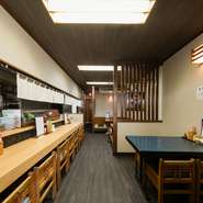 アットホームな雰囲気が漂う店内には、カウンター席のほかにテーブル席や小上がりが用意されています。昼はしっかり食べて栄養をチャージし、夜はほっとくつろぎの時間を過ごす…。普段使いにぴったりのお店です。