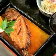 オーナー自ら市場を訪れ、その日に使う食材を選ぶのが店のこだわり。四季折々の鮮魚を堪能できるのも楽しみの一つです。日替わりで用意される『煮魚定食』を目当てに、毎日でも足を運びたくなります。