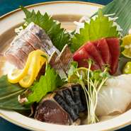 バラエティ豊かな串焼きに加えて、その時々の旬の魚介を楽しめるのも【定食・炭火焼　壱】の魅力。仕入れにより、何をいただけるかはその日のお楽しみ。好みのグラスを片手に味わえば、舌も心も満たされます。