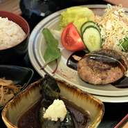 アメリカのバイデン大統領の来日時に振る舞われた「神石肉」を納入したことで知られる入江ミート。牛肉100％のハンバーグは価格以上の価値ある逸品。自家製デミグラスソースが肉の旨みをいっそう引き立てます。