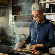 「自分がおいしいと思うものを食べてほしい」との想いから、素材にも調理にも妥協のない田上さん。一本一本丁寧に仕込む串焼きは、ゲストの様子や素材に合わせて味付けを変えるそう。細やかな配慮に頭が下がります。