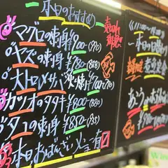 旬の素材がずらり。店内の黒板でオススメメニューをチェック！