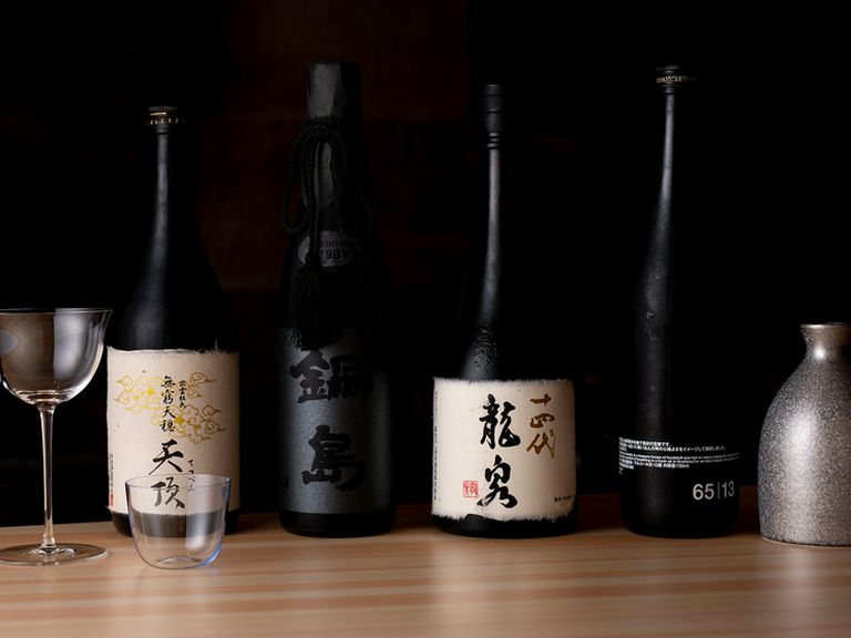 九州の地酒を中心に日本各地の銘酒を揃え、プレミアム酒も登場