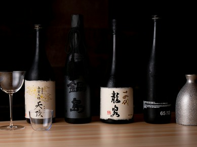 九州の地酒を中心に日本各地の銘酒を揃え、プレミアム酒も登場