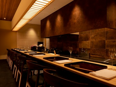 料理や飲み物の味わいをいっそう深める器やグラスも逸品揃い