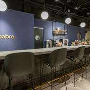 白を基調とした清潔感溢れる店内にはテーブル席やソファ席が設けられ、くつろいだ時間を過ごすことができます。抜群のアクセスと、フラッと立ち寄ることができる雰囲気が魅力。