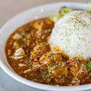 野菜の甘みと鶏肉の旨みがギュッと濃縮された、奥深い味わいのカレーです。水分を一切加えずじっくり煮込むことで、素材本来の美味しさを最大限に引き出しました。