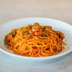 スパイスの香り高く、炭の黒色でインパクトも抜群『スパイスカレー　クレンジング炭カレー』