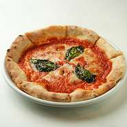 特性のトマトソースは、じっくりと煮込むことで酸味を飛ばし甘みを引き立て、ニンニクの香りがほんのりと広がり食欲をそそる味わいに仕上げています。
生地はもっちりとした食感が楽しめます。