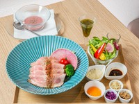 （1日限定5食）
・ローストポーク
・アンチエイジングポタージュ
・抗酸化野菜サラダ（自家製ドレッシング）
・小鉢3種盛り
・濃厚月見たまご
・スムージー
・焙煎玄米