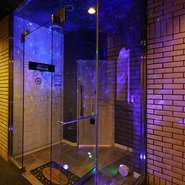 屋内でありながら満点の星空を眺めることができる場所【Planetariumu Cafe&Bar Misora】。気軽に非日常的な光景を楽しめる祇園四条駅前のカフェ＆バーです。
