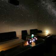 プロジェクターにより店内に投影される星空。100万もの星に見守られる幻想的な空間は、いつもと少し違った話題や、友人の表情を引き出してくれそうです。
