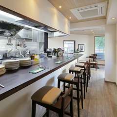 カウンター席が中心。ひとりで思い思いに楽しめるイタリアン