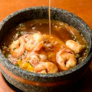 とろとろ玉子に餡をよく混ぜて楽しむ『石焼天津飯』