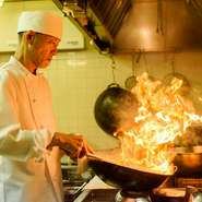 「お客様の声を聞き、どのような料理やプランがあれば喜んでくださるかをホールスタッフとともに考えている」と語る、料理長の増田氏。ゲストに寄り添うおもてなしが、食事を特別な体験にしてくれます。