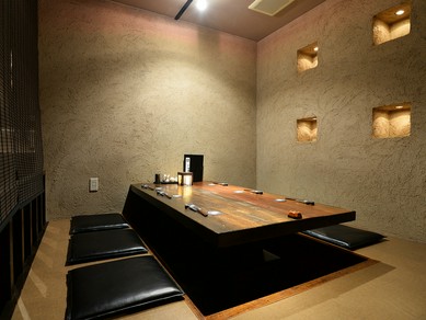 個室で焼鳥を楽しむ、くつろぎのひとときを