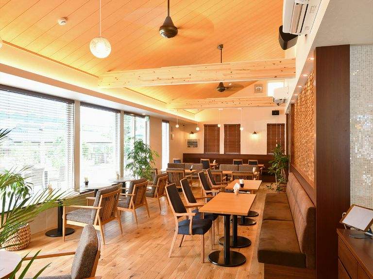 ウッド調で落ち着いた雰囲気。大人の時間が流れる空間