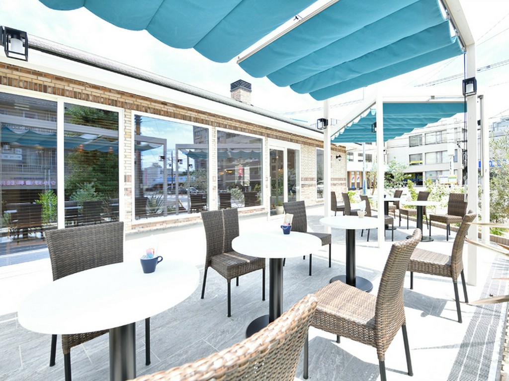 風を感じる涼やかなテラス。広々していて複数人でもくつろげる