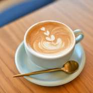 コーヒー用のグラスやカップは種類やシーンに合うものを使用しているそう。例えばアイスコーヒーなら二層構造のグラスが使われ、時間が経っても冷たいままです。カトラリーもベーシックながら高級感があります。