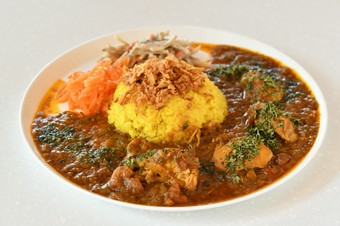 グルテンフリーながらとろみのある、和風な味わいの『オリジナルスパイスカレー』
