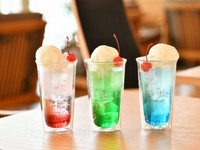 夏に飲みたくなるクリームソーダは3種そろっています。緑は夕張メロンベース、赤はラズベリーベース、青はブルーハワイをベースにマンゴーとレモンの隠し味が夏らしさを演出。写真に撮りたくなる可愛さも魅力です。