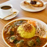 一仁さんは三軒茶屋の【スパイスカレー虜】（現在は閉店）の元店主。減量中でも気にせず食べられるグルテンフリーのカレーはスパイスをふんだんに使いつつ醤油や味噌などを加え、日本人好みの味に仕上げています。