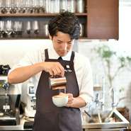 「日本の四季を五感で感じられる店にしたい」と直道さん。食事やドリンクなどに旬の食材を使ったり時季にふさわしい味にしたりすることはもちろん、店内に季節の花を飾るなど細やかなおもてなしを心掛けています。