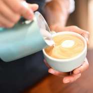 バリスタがオープンキッチンでコーヒーを入れる様子はライブ感たっぷり。なかなか見られない光景は一見の価値ありです。コーヒーの香り漂う落ち着いた空間で、友達や家族、恋人と記憶に残るひとときを過ごして。
