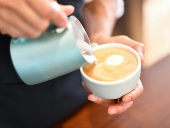 バリスタがコーヒーを入れる落ち着いた空間でゆったりと過ごせる
