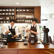 【BEVALLEY　COFFEE】の8名のバリスタは「コーヒーに対して熱い想いを持っている」そう。コーヒーの知識が豊富なバリスタたちが好みの一杯を探す手伝いをしてくれます。コーヒーの概念が変わるきっかけになるかも。