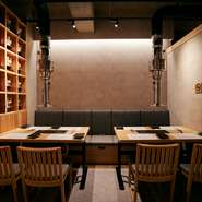 落ち着いた雰囲気の店内は、焼肉店でありながらもくもくの煙とは無縁。髪や衣類にニオイが残る心配がないため、女子会やデートにもぴったり。お疲れ様の一杯にも、しっかり食事をしたい時にもオススメです。