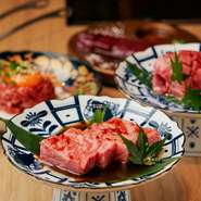 多彩な焼肉と並んで人気を集める『釜炊きごはん』はオーダーごとに調理をスタート。すき焼き感覚で楽しむ『しゃぶロース』や『赤身スライス』は銀シャリにこそ合わせたい一品。子どもも大人も大満足のおいしさです。